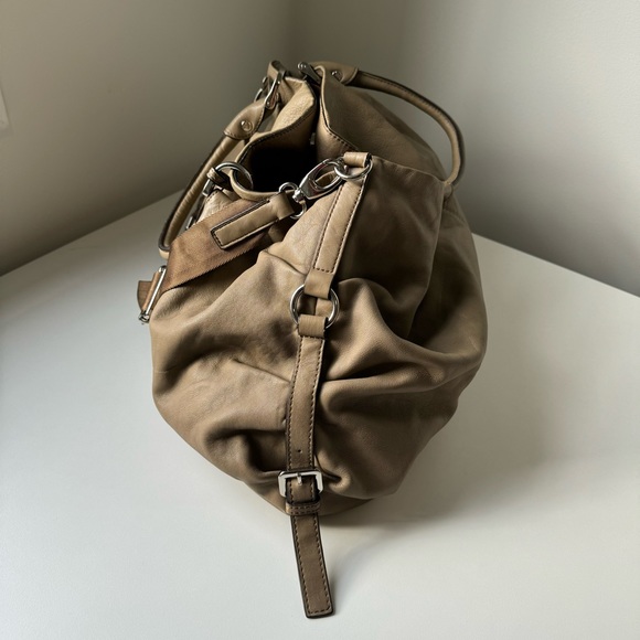 Genuine leather travel duffle with a hobo style slouch - Picture 3 of 6